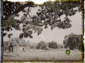 Image représentant Tata (case) somba et plate-forme à sécher le mil