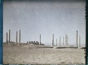 Image représentant Vestiges de l'Apadana (Hall d'audience de Darius 1er, fin du VIe siècle avant J.-C.). Au fond, le palais de Darius