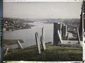 Image représentant Turquie, Constantinople - Eyoub, Cimetière d'Eyoub - Vue Générale sur la Corne d'Or