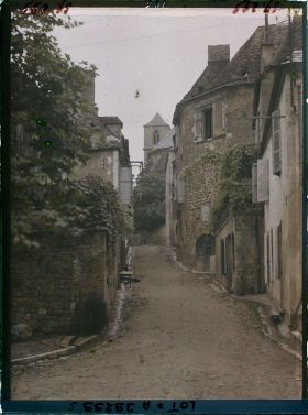 Image représentant France, Gourdon, La rue de la République et la tour de l'Eglise St Pierre