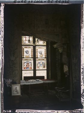 Image représentant Vitraux anciens ornant une fêtre du cabinet de travail aménagé dans la bibliothèque du château