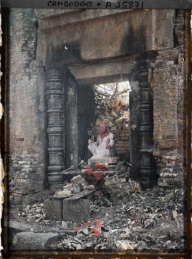 Image représentant Une statue environnée de décombres, au temple de Phnom Bakheng