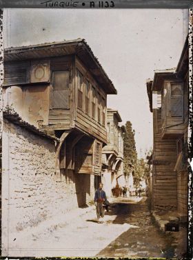 Image représentant Un homme et des garçonnets dans une rue d'Eyüp