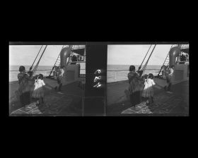 Image représentant Une famille de passagers asiatiques traverse le pont