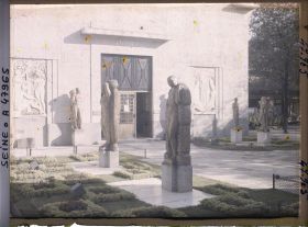 Image représentant L'Exposition des arts décoratifs, Patio de la fédération des artistes décorateurs, Porte d'Or de la galerie de la section françaises par Charles Siclis