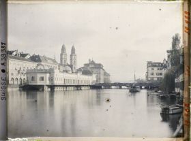 Image représentant La Limmat, la Fleischhalle, le Rathaus et le Grossmünster