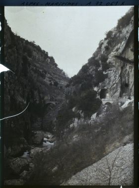 Image représentant Le pont de l'abîme, et le tunnel du Saut du Loup