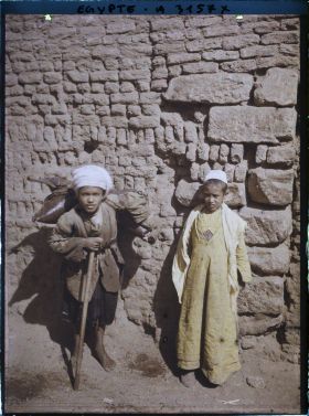Image représentant Deux enfants dans une rue de la ville