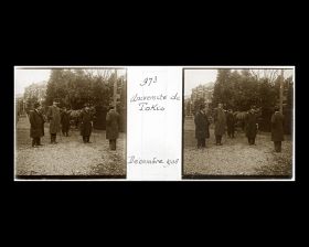 Image représentant Personnalités japonaises (dont probablement Masaharu Anesaki et le baron Ichiro Motono) à l'Université impériale de Tokyo