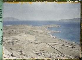 Image représentant La partie nord de Delos et les Iles de Mykonos à droite et Tinos à gauche