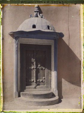 Image représentant Dans l'Arg (citadelle abritant le Palais royal), porte voisine du Haremserai, quartier privé du Roi