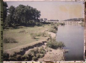 Image représentant L'île Aucard , à l'arrière-plan le pont Wilson qui traverse la Loire