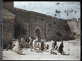 Image représentant Le marché aux peaux de moutons près de la porte bâb Jemâa en-Nouar (" porte de la mosquée des Fleurs ")