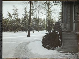 Image représentant La grande pelouse enneigée vue depuis la maison d'Albert Kahn