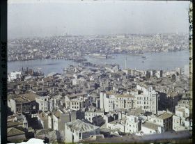 Image représentant La Corne d'Or, vue depuis le haut de la tour de Galata (rive gauche, nord). Au centre, le vieux port : port de Mahmud ou port d'Azap Kapi