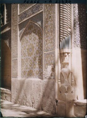 Image représentant La Madreseh Mader-i-Chah, école coranique dite "de la mère du Chah", panneau de céramique à gauche d'une entrée