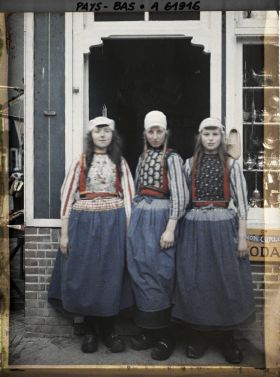 Image représentant Trois jeunes filles en costume de l'île