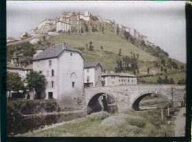 Image représentant La ville vue depuis le pont, avec le pont vieux