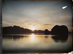 Image représentant Un lever de soleil sur les rochers du " Groupe de l'Union "