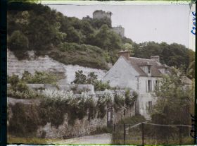 Image représentant Ile de France, La Roche-Guyon, Le Château pitonnant le Village