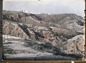 Image représentant Le village vu depuis le bas des falaises
