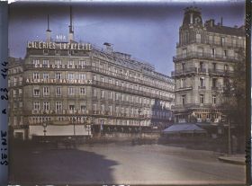 Image représentant L'emprunt national de 1920 aux Galeries Lafayette, à l'angle du boulevard Haussmann et de la rue Lafayette