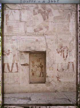 Image représentant Niche située entre deux chapelles dans le temple de Sethi Ier
