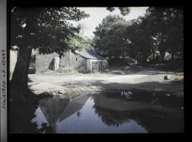 Image représentant Un bâtiment près d'une mare