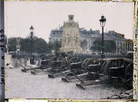 Image représentant Le Cénotaphe en hommage aux morts pour la patrie et les canons exposés pour les fêtes de la Victoire des 13 et 14 juillet place de l'Etoile