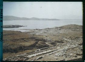 Image représentant Panorama vers les ruines de la ville antique (haute et basse) et la mer depuis l'Antre du Cinthe sur le versant occidental du mont Cinthe (au fond, l'Ile de Syros)
