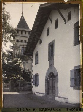 Image représentant France, Ispoure, Vieille maison (datée de 1610) au fond, une tour du Chau de Mr Ibarnégaray (Député)
