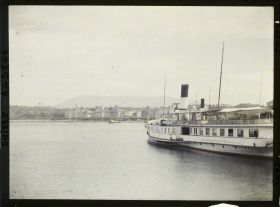 Image représentant Le bateau à roue à aubes Italie sur le Léman à l'embarcadère du quai du Mont-Blanc