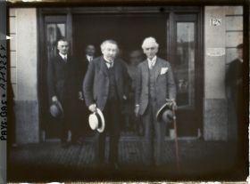 Image représentant M. Briand accompagné de M. Hymans sortant de chez M. Snowden