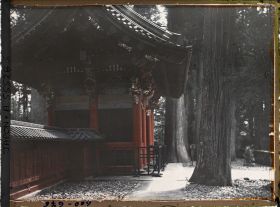 Image représentant Entrée du sanctuaire Tôshôgû : Porte Omote-mon (ou Niômon) vue de profil