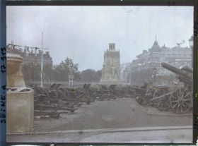 Image représentant Le Cénotaphe en hommage aux morts pour la patrie et les canons exposés pour les fêtes de la Victoire des 13 et 14 juillet place de l'Etoile