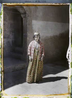 Image représentant Jeune chrétienne en costume traditionnel