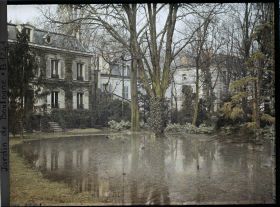 Image représentant la grande pelouse inondée devant la maison Biais