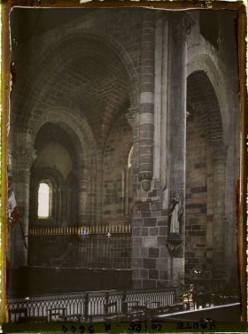 Image représentant La dernière travée de la nef centrale (entrée du déambulatoire sud) de la basilique Saint-Julien