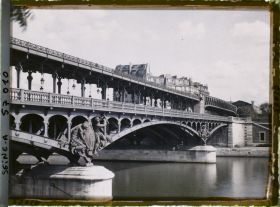 Image représentant Le viaduc de Passy, actuel pont de Bir-Hakeim, vue prise en direction du quai Branly