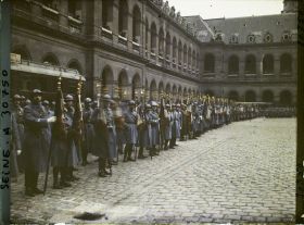 Image représentant Cérémonie de remise des drapeaux des régiments dissous aux Invalides
