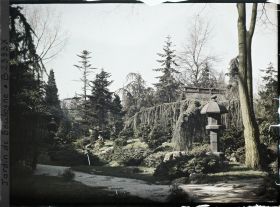 Image représentant Toit du pavillon de thé et jardin du " village japonais ", vus depuis l'entrée, côté jardin anglais
