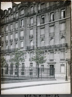 Image représentant Le boulevard Flandrin vu de la rue Dufrénoy, maisons à fenêtres fermées aux numeros 23 et 25