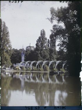 Image représentant L'Exposition Coloniale Internationale de 1931, vue sur le lac Daumesnil en direction de la passerelle des Palmes