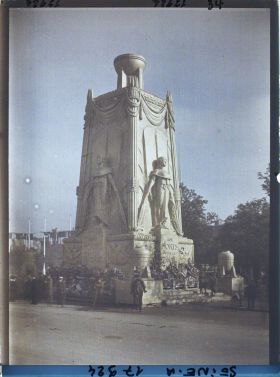 Image représentant Le cénotaphe élevé en mémoire des morts pour la patrie place de l'Etoile pour les fêtes de la Victoire des 13 et 14 juillet