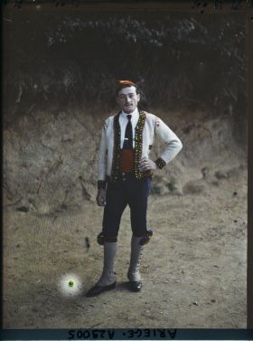 Image représentant Homme Bethmalais en pied, fils du maire de la commune