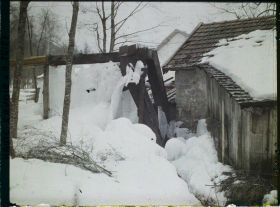 Image représentant France Les Alpes, Tissous, Chamonix - Village des Tissours, la même fabrique vue avec la glace le long des conduites d'eau