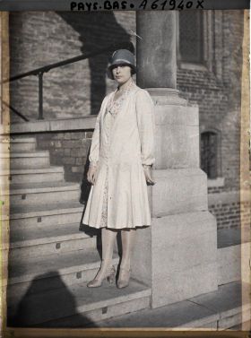 Image représentant https://musee-albert-kahn.s-museum.fr/home/NWQ2OTAwYzNmYjZlZTk1ZWQwODJmMjY4L2dlbmVyaWMtbm90aWNlLXRhYi9hdXRob3JpdHkvNjE3YTc5ZjVjZjhiODk2OGIzMzM3ZDIx/5d6900c3fb6ee95ed082f268/generic-notice-tab/authority/617a79ebcf8b8968b3337c4d Mademoiselle Gérardin  du journal l'Eclaireur de Nice