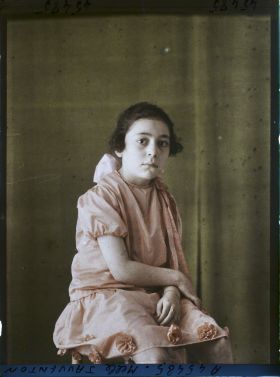 Image représentant https://musee-albert-kahn.s-museum.fr/home/NWQ2OTAwYzNmYjZlZTk1ZWQwODJmMjY4L2dlbmVyaWMtbm90aWNlLXRhYi9hdXRob3JpdHkvNjE3YTc5ZjVjZjhiODk2OGIzMzM3ZDIx/5d6900c3fb6ee95ed082f268/generic-notice-tab/authority/617a79ebcf8b8968b3336fbd Mademoiselle Jauvendon