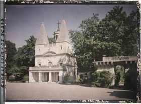 Image représentant La façade de la chapelle du chateau du côté de la cour d'honneur