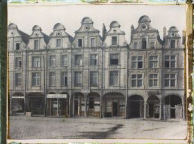 Image représentant France, Arras, Petite place, partie Est Types de Maisons dans la partie Nord